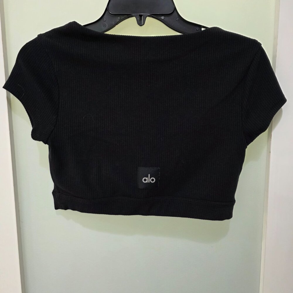 Alo Yoga Women’s Black Ribbed Crop Top – Size M – Short Sleeve Button Front - Picture 6 of 7